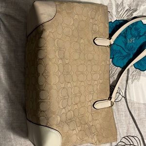 Coach purse in good condition I just needed a bigger bag .